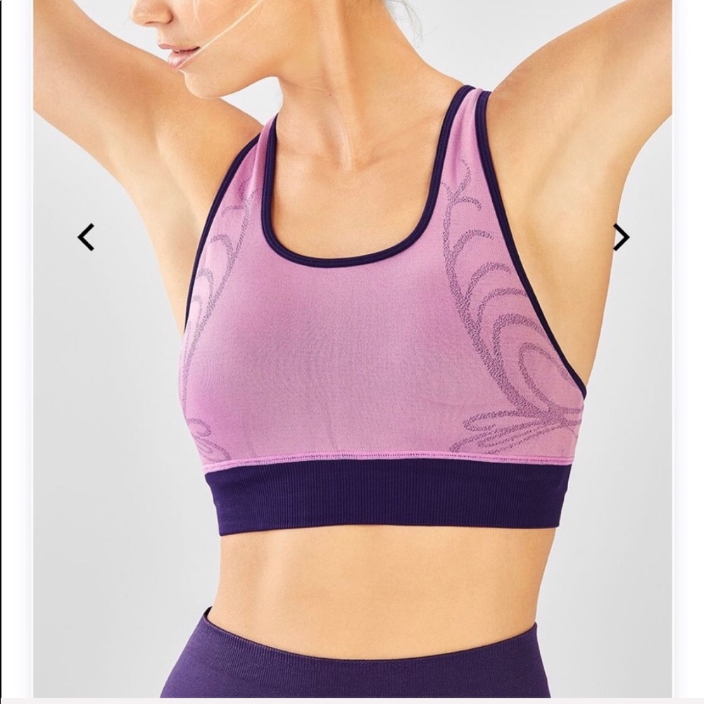 🔹Fabletics Racerback Sports Bra